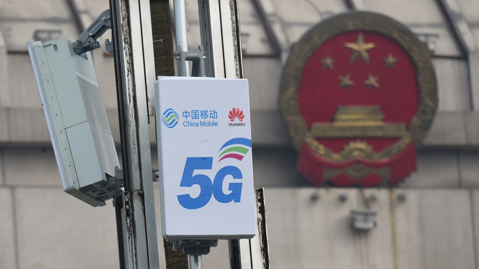 شركة هواوي الصينية تعتبر أكبر مزود لمعدات الاتصالات في العالم التي تستخدم لبناء شبكات الجيلين الرابع والخامس للهواتف المحمولة (رويترز)