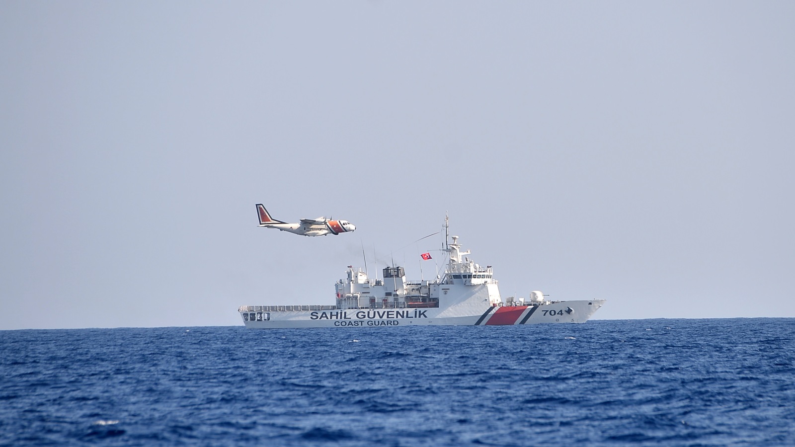 قوات من حرس السواحل التركية بمياه البحر المتوسط (الأناضول)