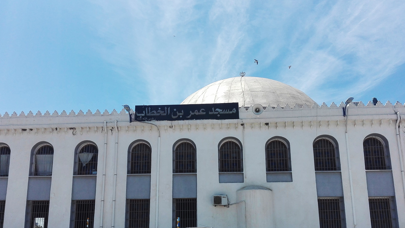 ‪مسجد عمر بن الخطاب بمدينة الرويبة يحافظ على ريادته في استقطاب المصلين وتدريب القراء‬ (الجزيرة)