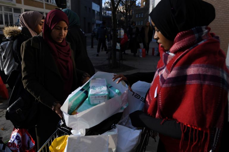 Volunteers at the East London Mosque, in conjunction with Muslim Aid, pack food, that has been donated by people of all faiths, to feed homeless at Christmas in London, Britain, December 15, 2017. REUTERS/Clodagh Kilcoyne
