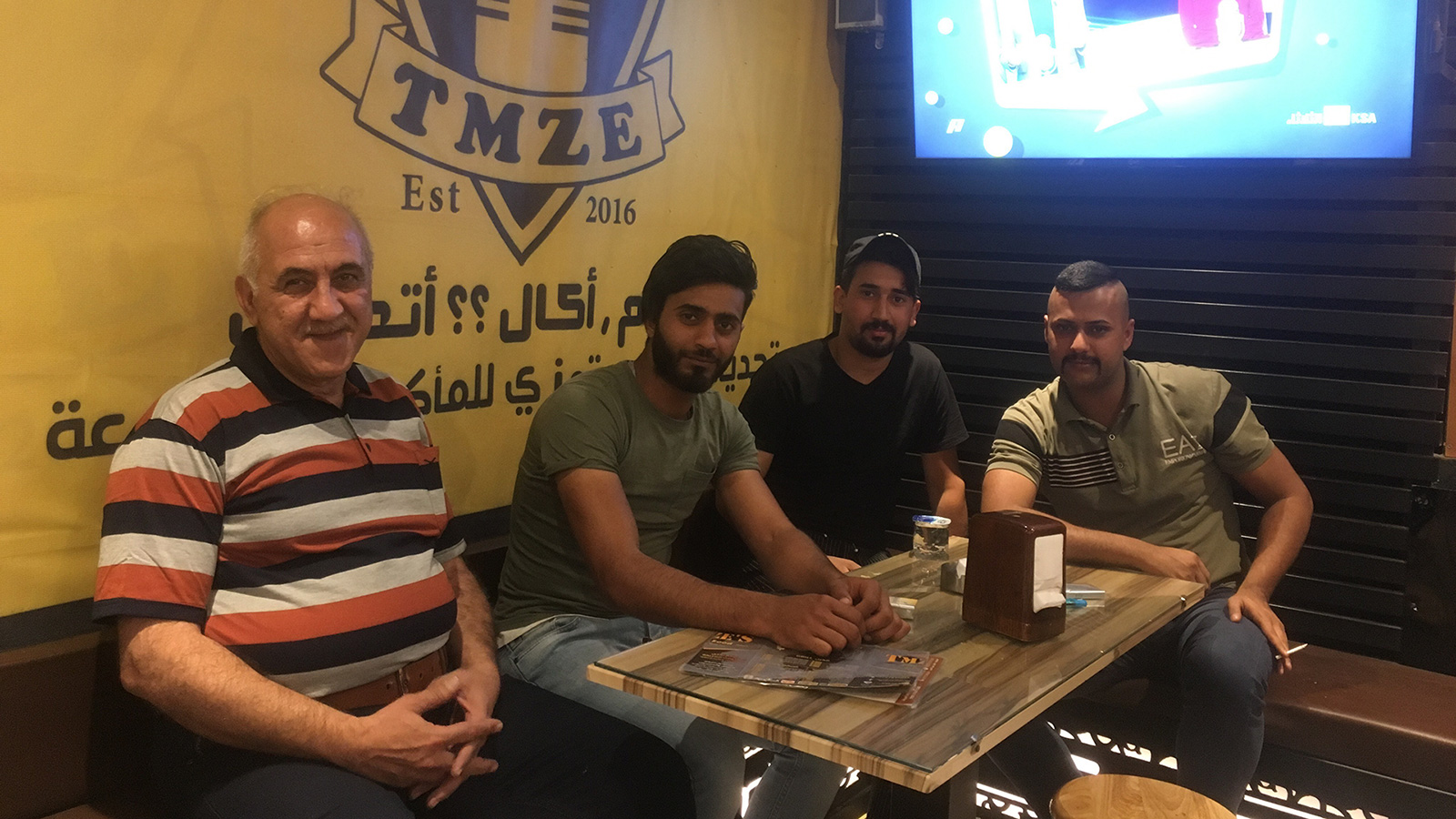 أبو عمر  مع مجموعة من رواد المطعم(الجزيرة)