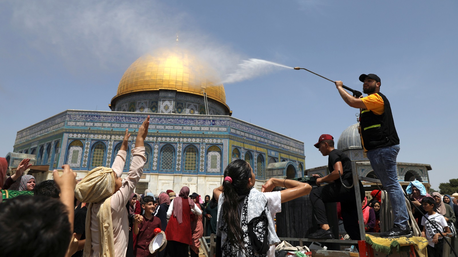 رغم الحرارة الشديدة أصر عشرات الآلاف على الصلاة بالمسجد الأقصى وتحدي عراقيل الاحتلال (رويترز)