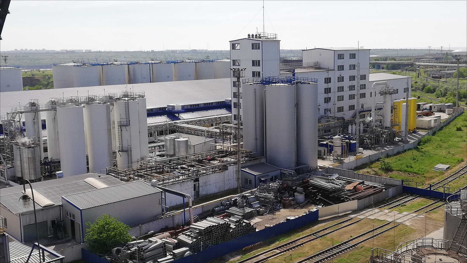 ‪مصنع لإنتاج الزيوت تابع لشركة استثمارية هندية بمنطقة أوديسا في أوكرانيا‬ (الجزيرة)
