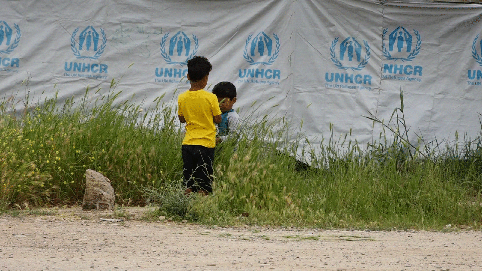 ‪الأطفال ينتظرون حلولا تنهي الوضع الحالي بالمخيمات‬ (الجزيرة)