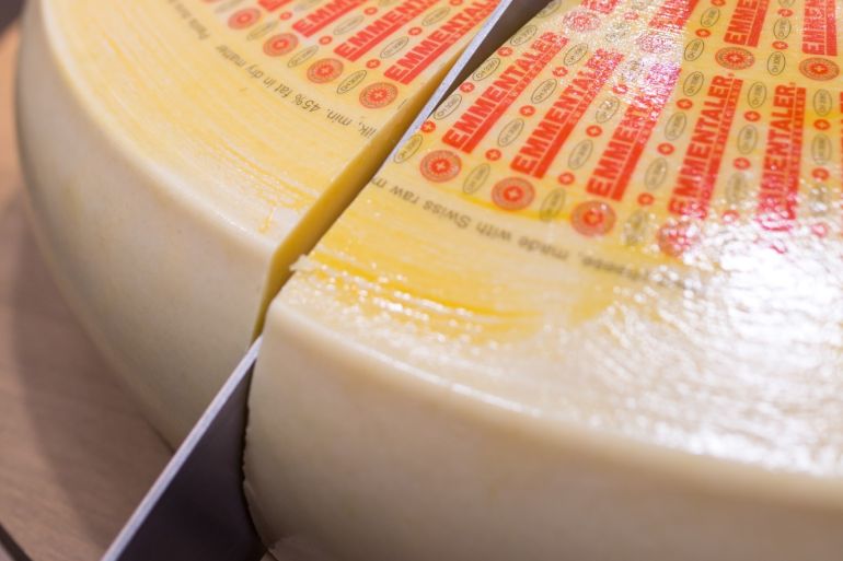 وفقا لتوصيات الجمعية الألمانية للتغذية فإنه ينبغي تناول الجبن بكمية لا تزيد عن 50 إلى 60 غرام يوميا، وذلك للاستفادة من مزاياه وتجنب مخاطره الصحية