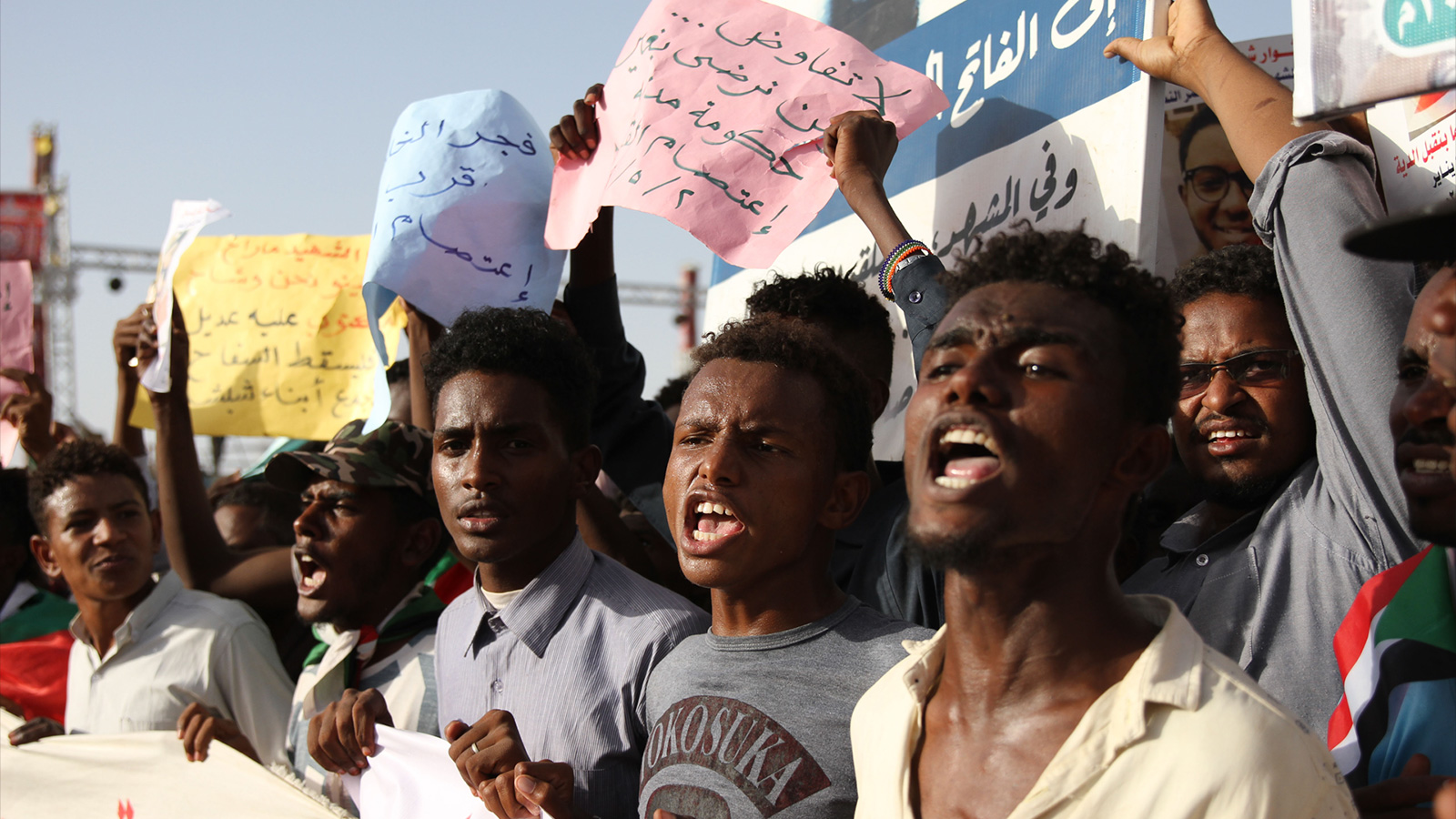 ‪الرد من الاعتصام جاء سريعا حيث تعالت الأصوات المطالبة بسلطة مدنية‬  (الجزيرة)