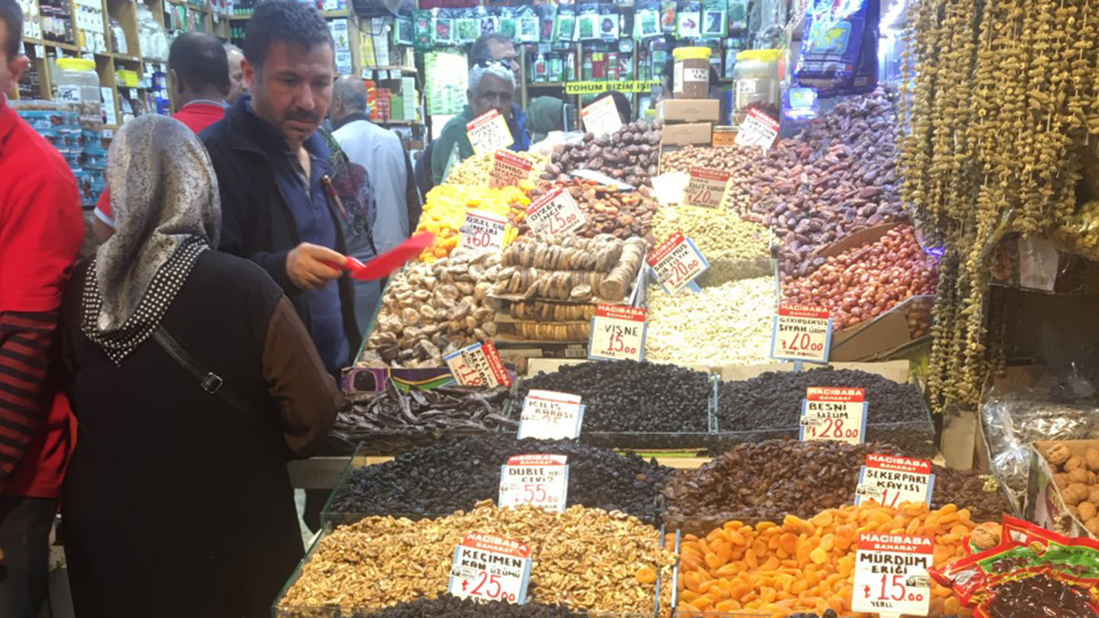 ‪الأتراك يقبلون على شراء مستلزمات الفاكهة المجففة‬ (الجزيرة)
