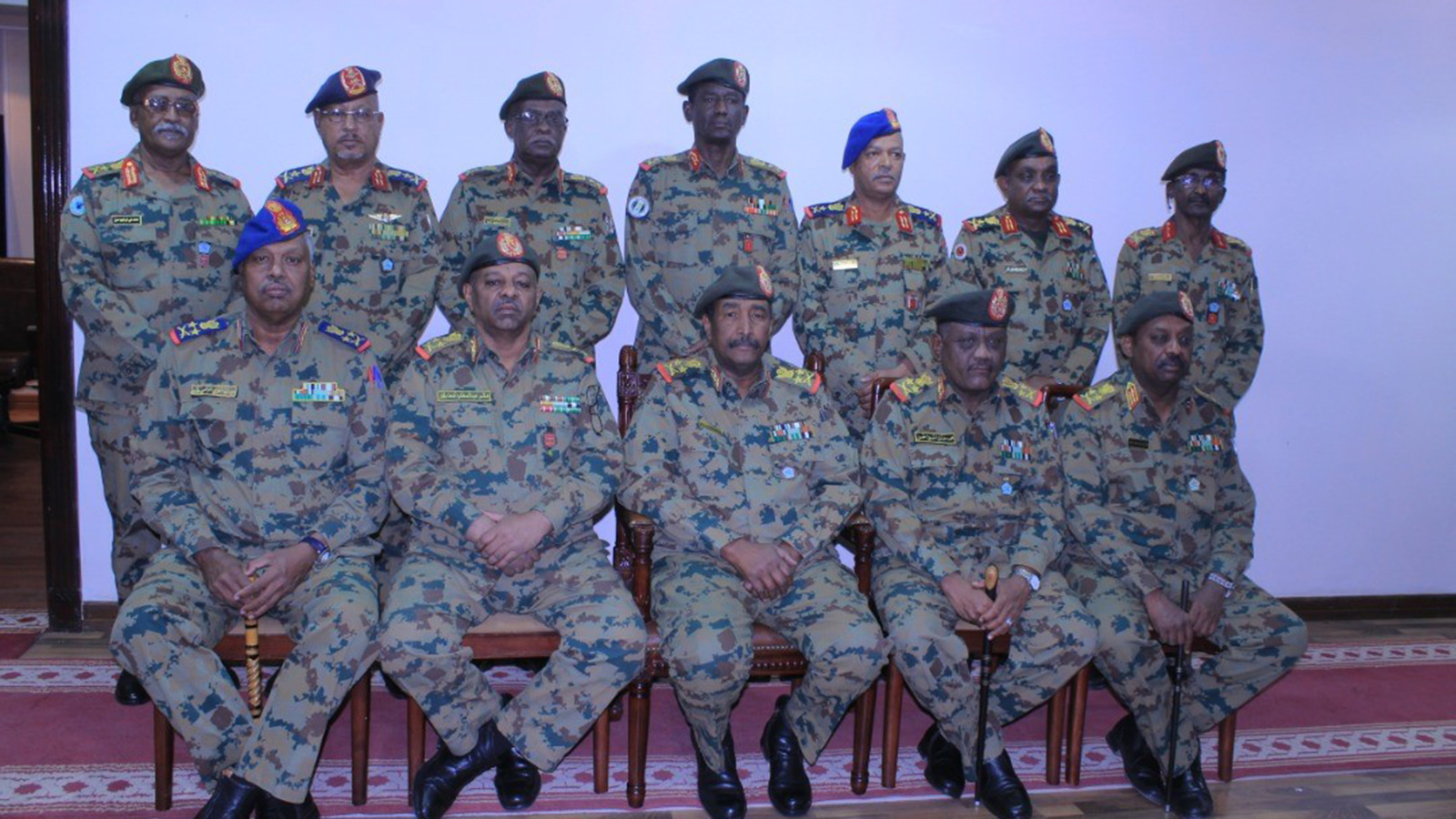 ‪قادة الجيش السوداني أطاحوا بتظام عمر البشير على وقع احتجاجات تطالب برحيله‬ (الصحافة السودانية)