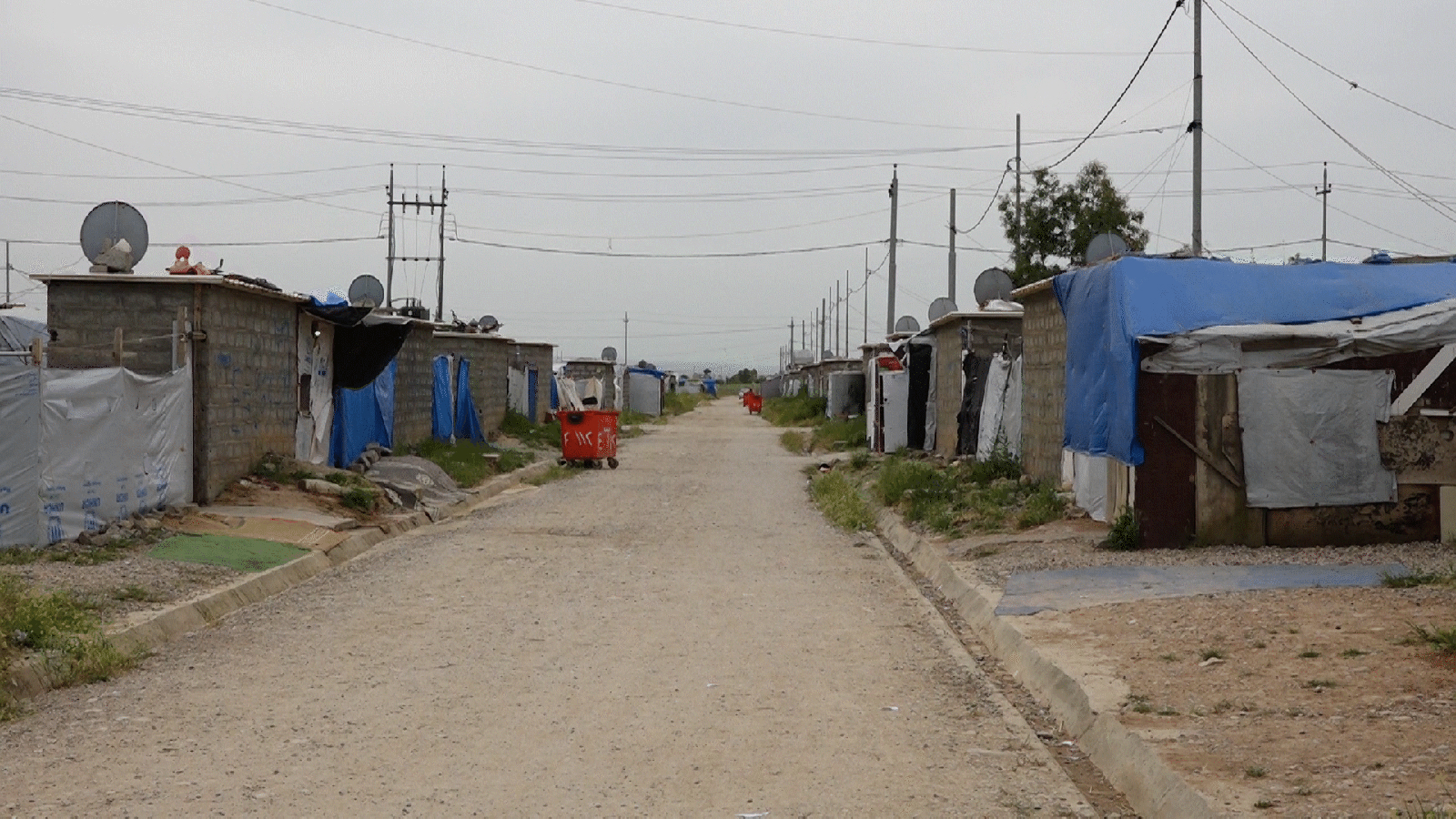  المخيمات لا توفر فرص عمل ويعتمد قاطنوها على مساعدات المنظمات المحلية والدولية (الجزيرة نت)