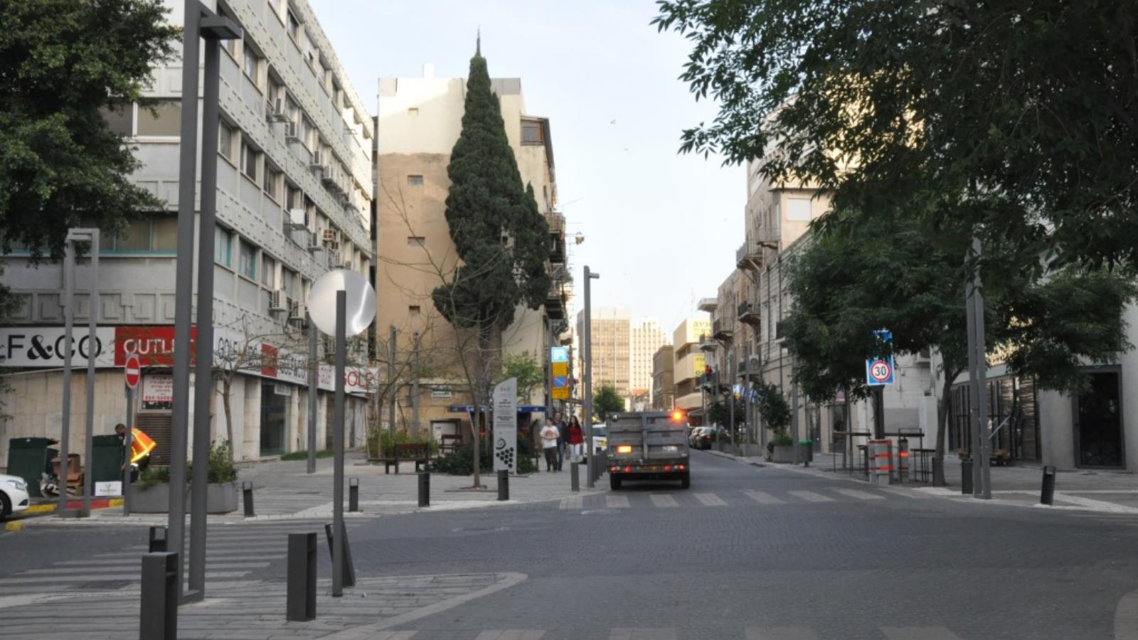 ساحة الحناطير في البلد التحتى على الطريق الساحلي لمدينة حيفا (الجزيرة)