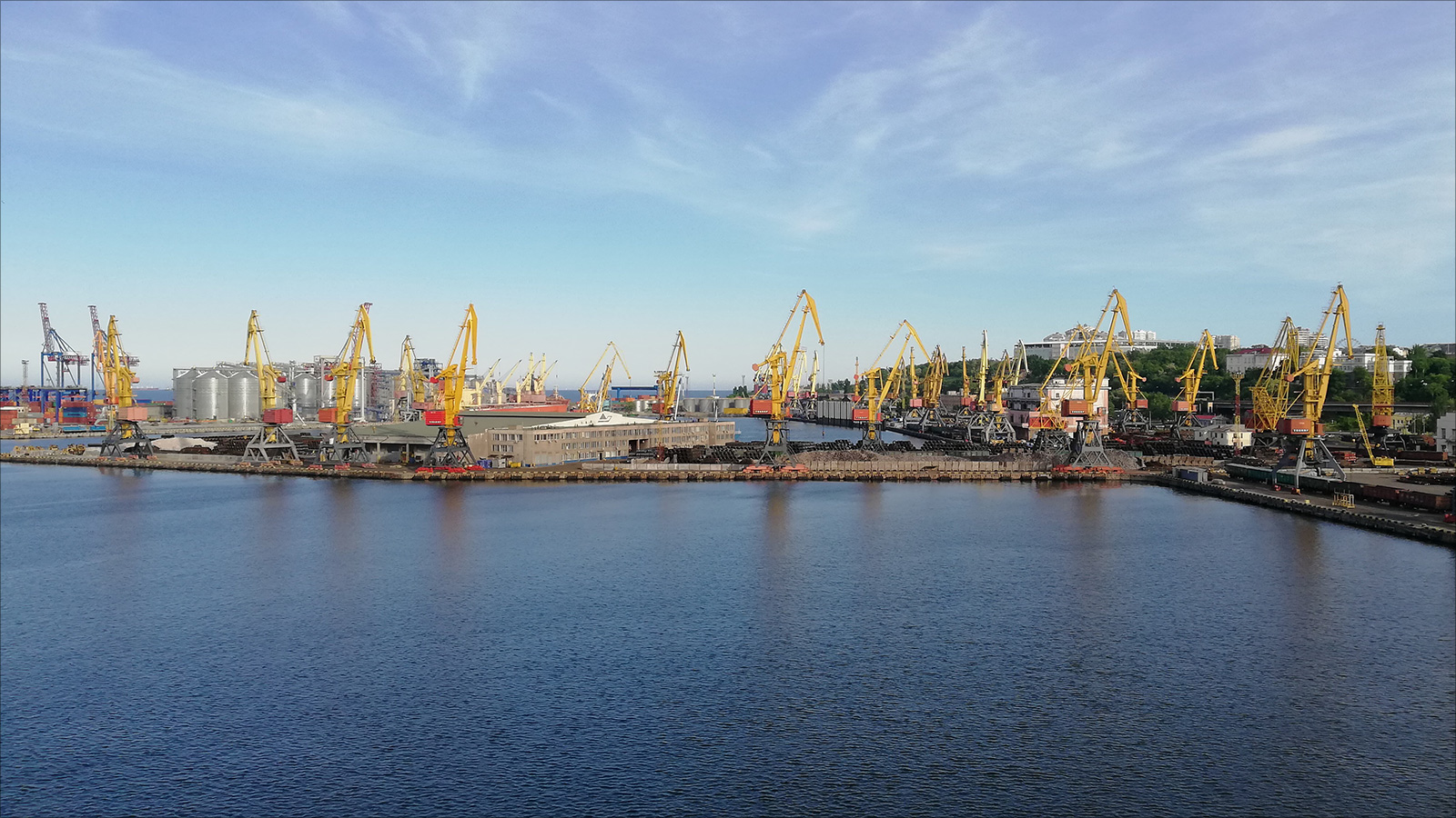 ‪ميناء مدينة أوديسا إرث سوفياتي ورثته أوكرانيا ويعد من أبرز إمكانياتها الاقتصادية والاستثمارية‬ (الجزيرة)