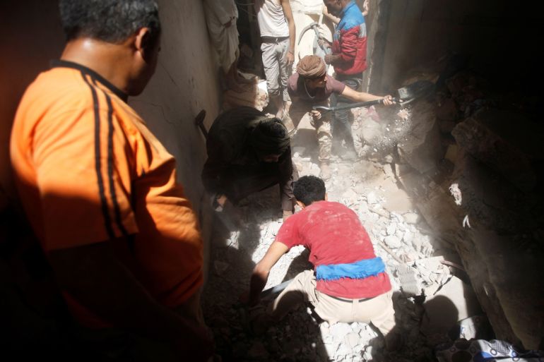 People search for survivors under the rubble at the site of an air strike launched by the Saudi-led coalition in Sanaa, Yemen May 16, 2019. REUTERS/Mohamed al-Sayaghi