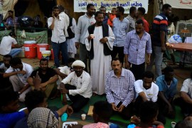 Ahmed Rabie (sitting, 5th L), a member of the Sudanese Professionals Association (SPA), waits to break his fast with his friends during the Muslim fasting month of Ramadan in front of the Defence Ministry compound in Khartoum, Sudan, May 7, 2019. Picture taken May 7, 2019. REUTERS/Umit Bektas