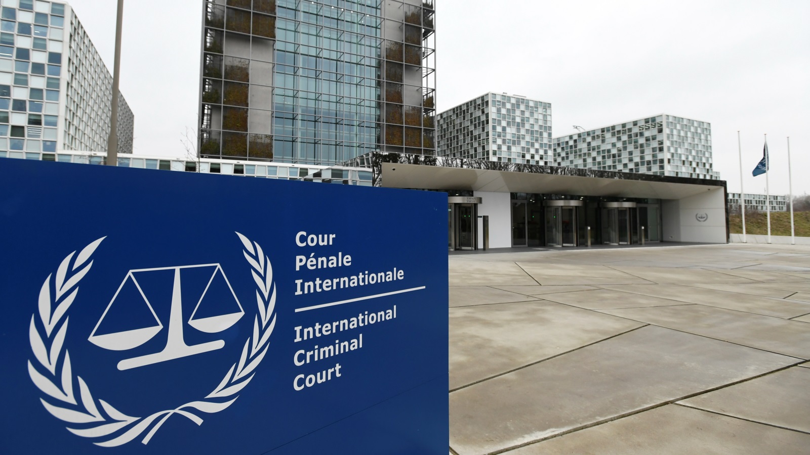 المحكمة الجنائية الدولية في لاهاي تطالب السودان منذ سنوات عدة بتسليمها البشير (رويترز)