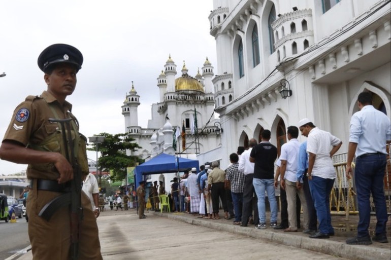 epa07544560 Sri Lankan security forces stand guard while Muslim people queue up for security checking before enter the Friday prayers at Dawatagaha mosque at Town Hall in Colombo, Sri Lanka, 03 May 2019. Security was on high alert in the island after killed at least 259 people and hundreds more injured in a coordinated series of blasts during the Easter Sunday service at churches and hotels on 21 April 2019. EPA-EFE/M.A.PUSHPA KUMARA