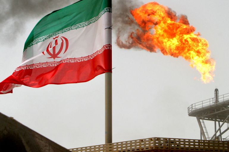 استنفار دبلوماسي وعسكري في إيران مع سريان العقوبات الأميركية