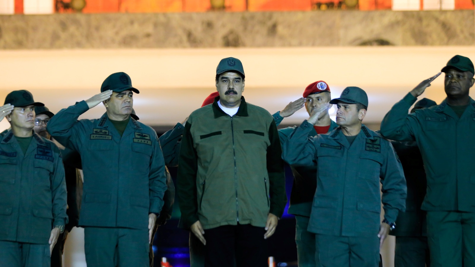 ‪مادورو مع قادة الجيش في استعراض عسكري قبل ثلاثة أيام‬ (رويترز)