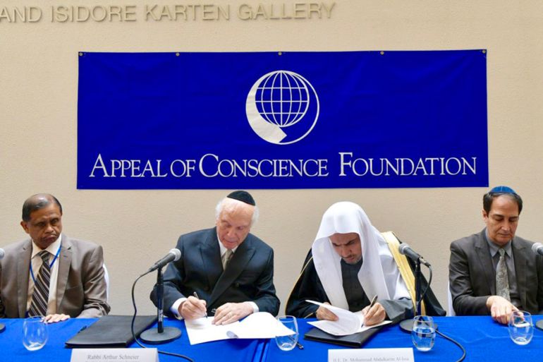 أمين عام رابطة العالم الإسلامي يوقع اتفاقا مع مؤسسة نداء الضمير الأمريكية.