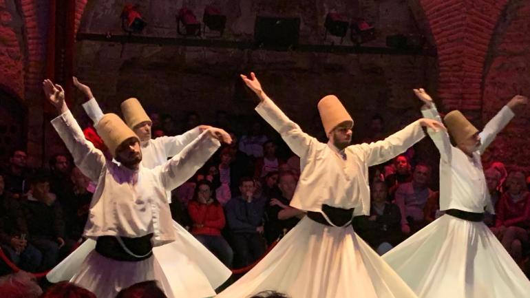 محمد عبد الملك - المشاركون في العرض خمسة اشخاص - الجزيرة نت - رقصات الصوفية باسطنبول .. عندما تسمو الأرواح إلى الصفاء