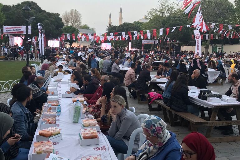 خليل مبروك - عرب وأتراك على مأدبة الإفطار الجماعي الكبرى في ساحة جامع السلطان أحمد باسطنبول في أول أيام رمضان - اسطنبول - تركيا.