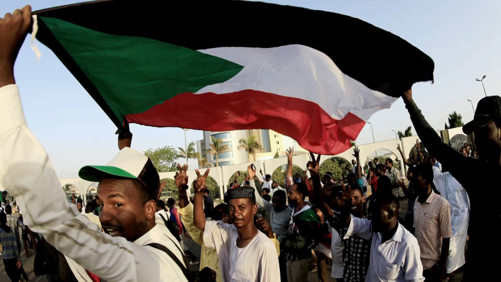 يطالب السودانيون بسلطة مدنية (الجزيرة)