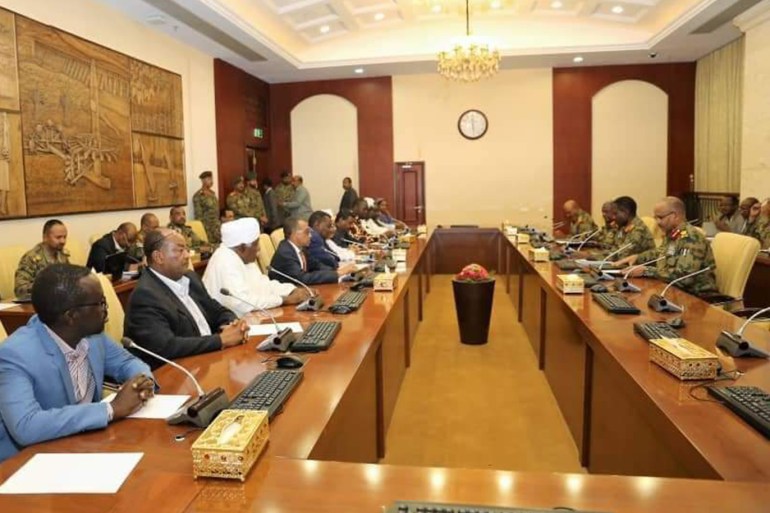 صور لمفاوضات الأمس بين المجلس العسكري وقوى التغيير في السودان