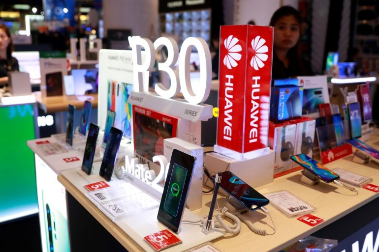 An employee sells Huawei P30 handset in a shopping centre in Bangkok, Thailand May 22, 2019. REUTERS/Soe Zeya Tun