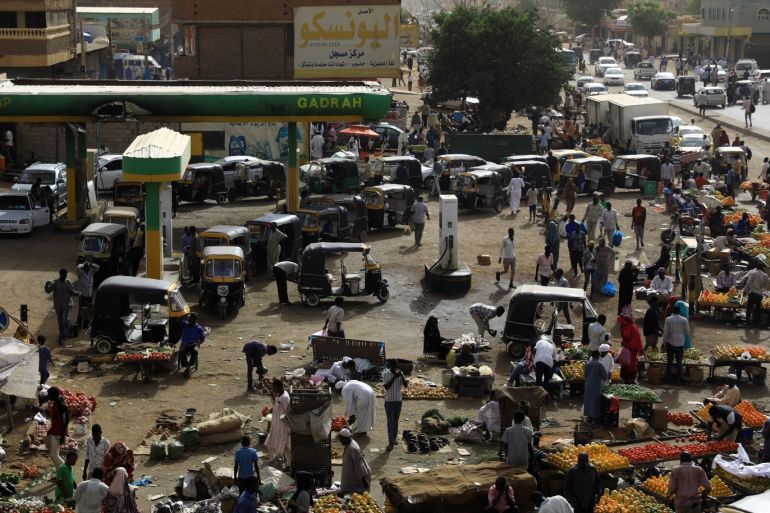 Vehicles line up for gasoline at a gas station in Khartoum, Sudan, May 4, 2019. REUTERS/Umit Bektas