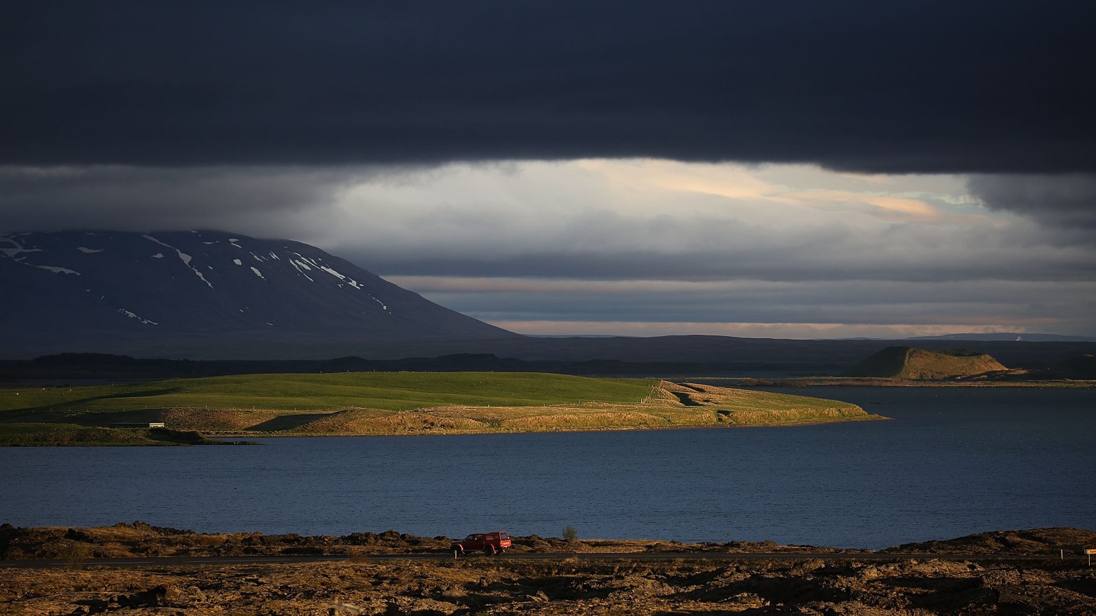 في أيسلندا تغرب الشمس عند منتصف الليل وتشرق بعد غروبها بساعتين فقط خلال ذروة الصيف (غيتي)