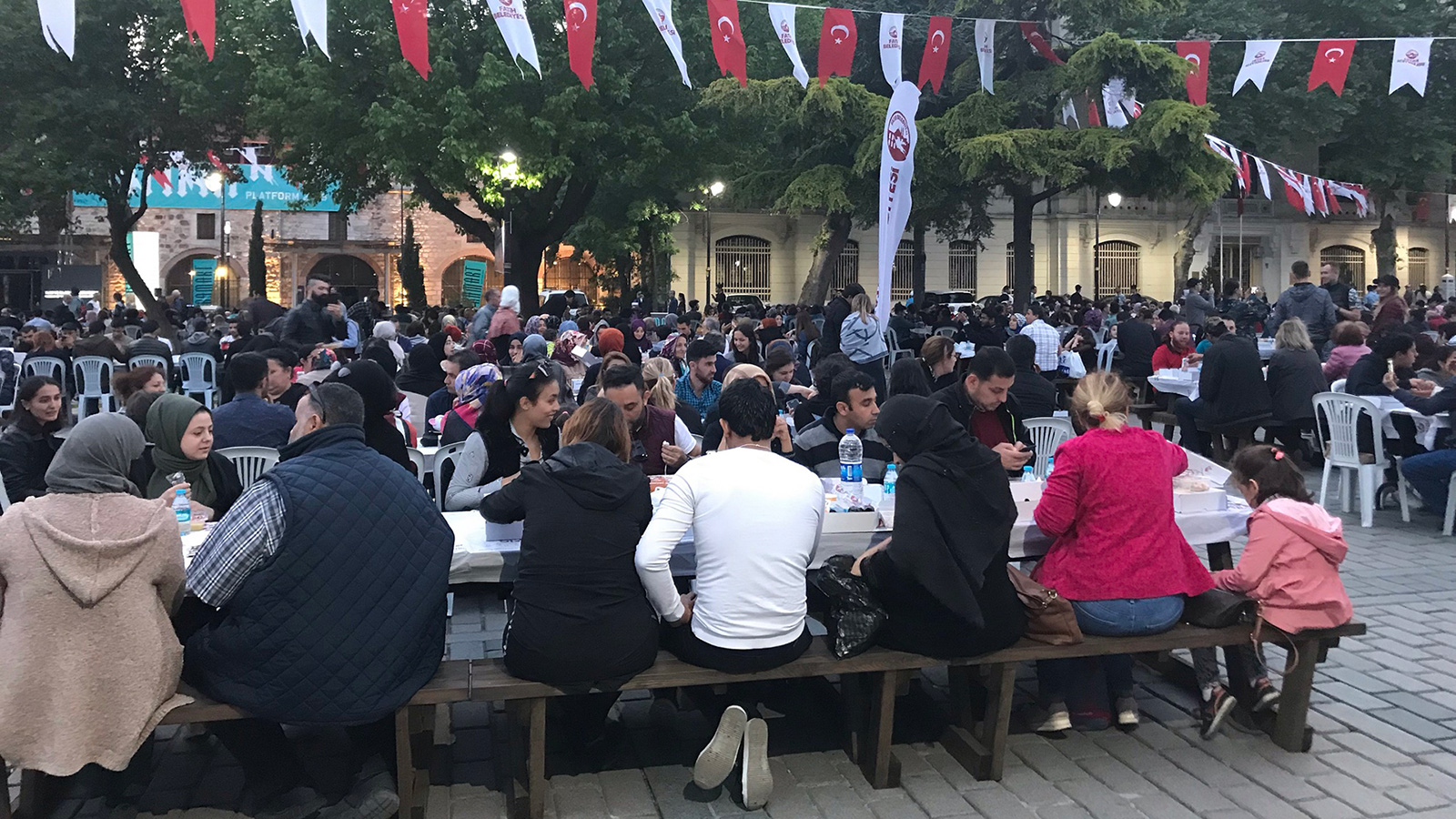 ‪عرب وأتراك على مأدبة الإفطار الجماعي الكبرى في ساحة جامع السلطان أحمد في أول أيام رمضان‬ (الجزيرة)