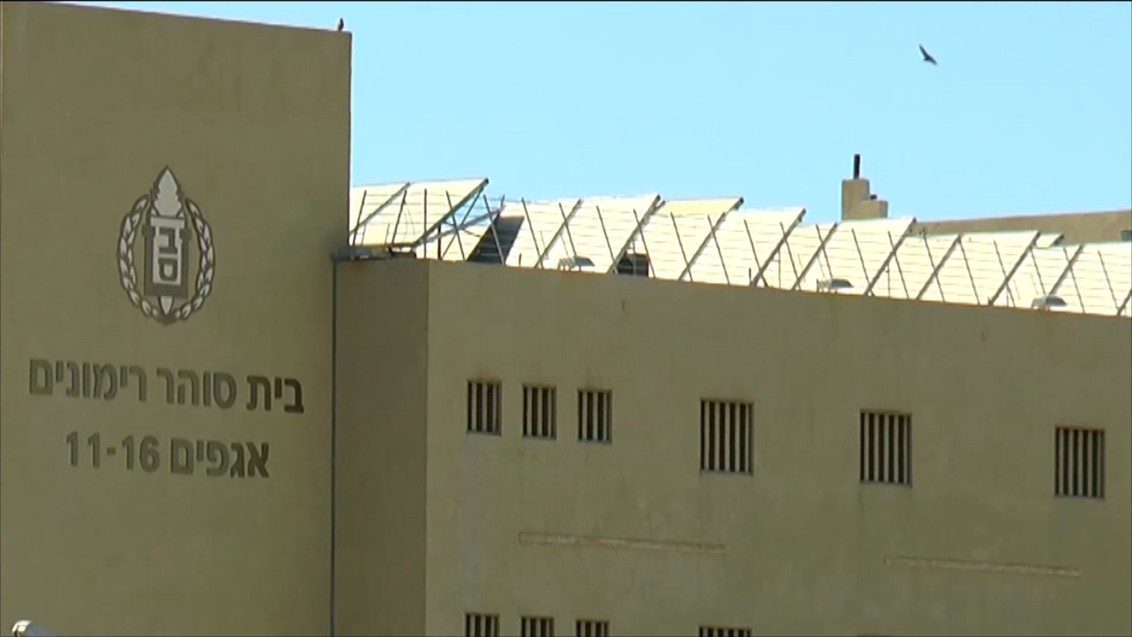 المعتقلون الفلسطينيون يصفون المعاملة التي يتلقونها داخل مركز عتصيون بالمذلةالجزيرة)