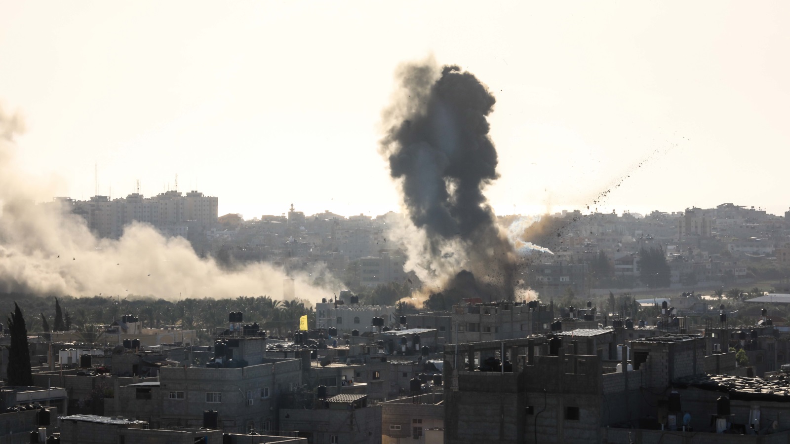 ‪قصف إسرائيلي قرب مخيم البريج في مدينة غزة‬ (الأناضول)