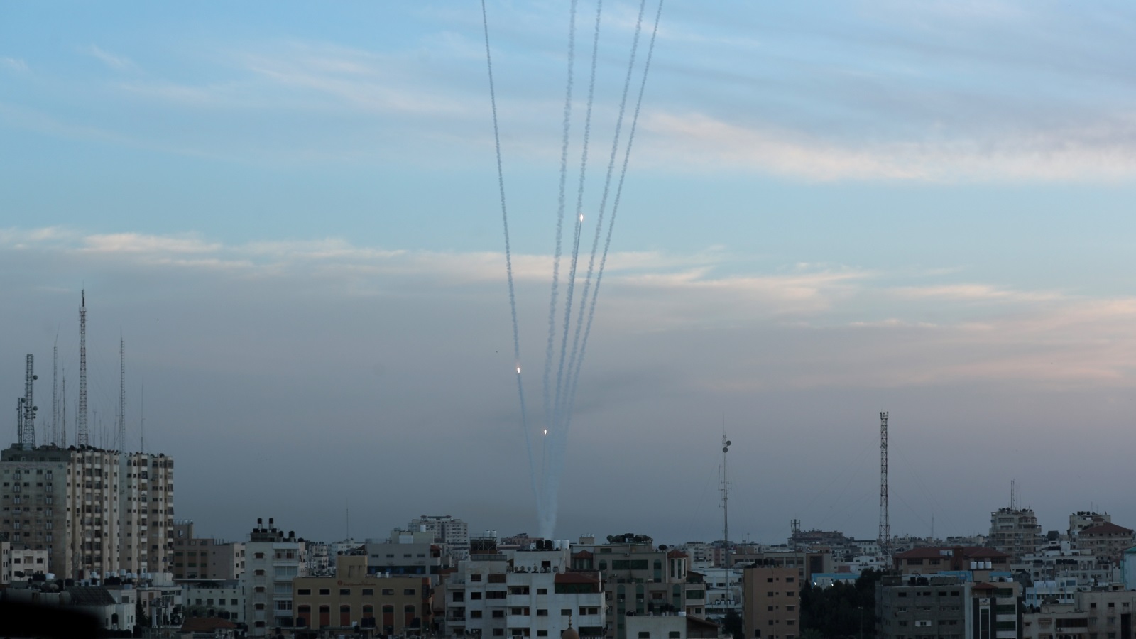 المقاومة الفلسطينية ردت بإطلاق صواريخ على بلدات ومدن في إسرائيل (رويترز)