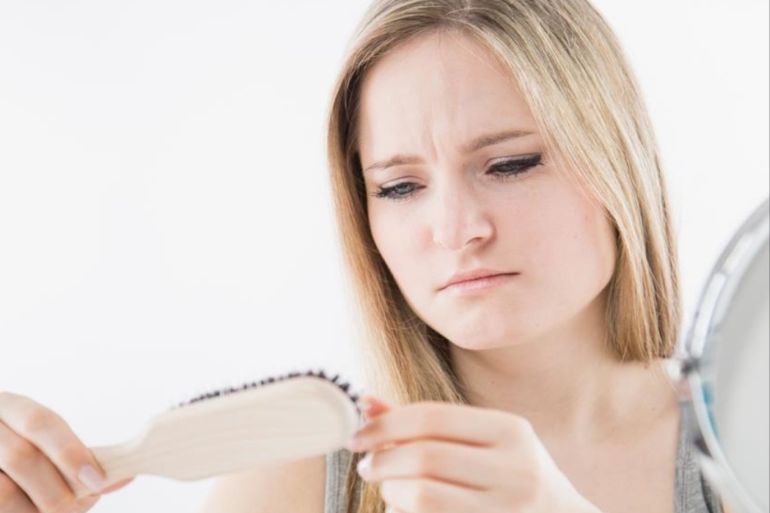 تقصف الشعر وشحوب الوجه من أبرز أعراض نقص الحديد في الجسم