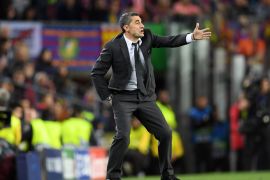 BARCELONA, SPAIN - MAY 01: Ernesto Valverde, Manager of Barcelona gives his team instructions during the UEFA Champions League Semi Final first leg match between Barcelona and Liverpool at the Nou Camp on May 01, 2019 in Barcelona, Spain. (Photo by Matthias Hangst/Getty Images)