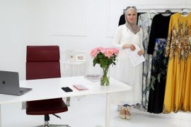 آنا حريري في مكتبها ومع تصاميمها