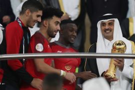Soccer Football - Al Sadd v Al-Duhail - Qatar Emir Cup Final - Al Wakrah Stadium, Al Wakrah, Qatar - May 16, 2019 Emir of Qatar, Tamim bin Hamad Al Thani before handing the trophy to Al-Duhail players after they won the Qatar Emir Cup Final REUTERS/Ibraheem Al Omari