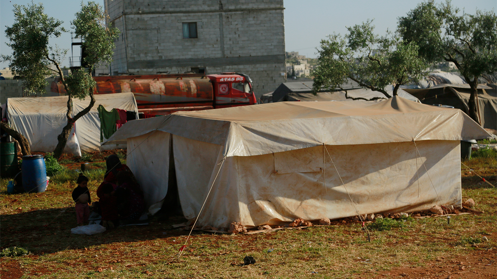 بعض النازحين من إدلب وجدوا في الخيام مأوى مناسبا في بلدة سرمدا (الجزيرة)