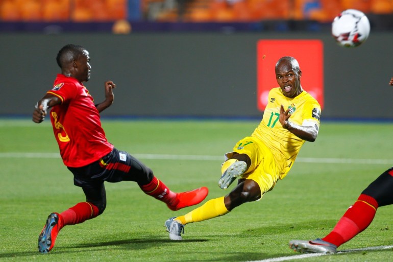 Soccer Football - Africa Cup of Nations 2019 - Group A - Uganda v Zimbabwe - Cairo International Stadium, Cairo, Egypt - June 26, 2019 Zimbabwe's Knowledge Musona in action with Uganda's Hassan Wasswa REUTERS/Mohamed Abd El Ghany