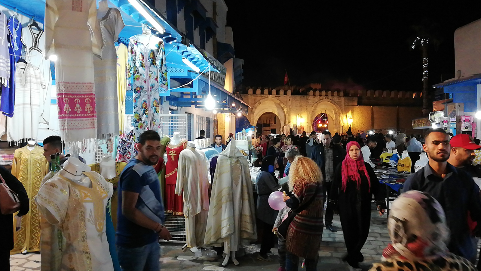 سوق العتقة تنتعش بفضل زوار المدينة (الجزيرة)