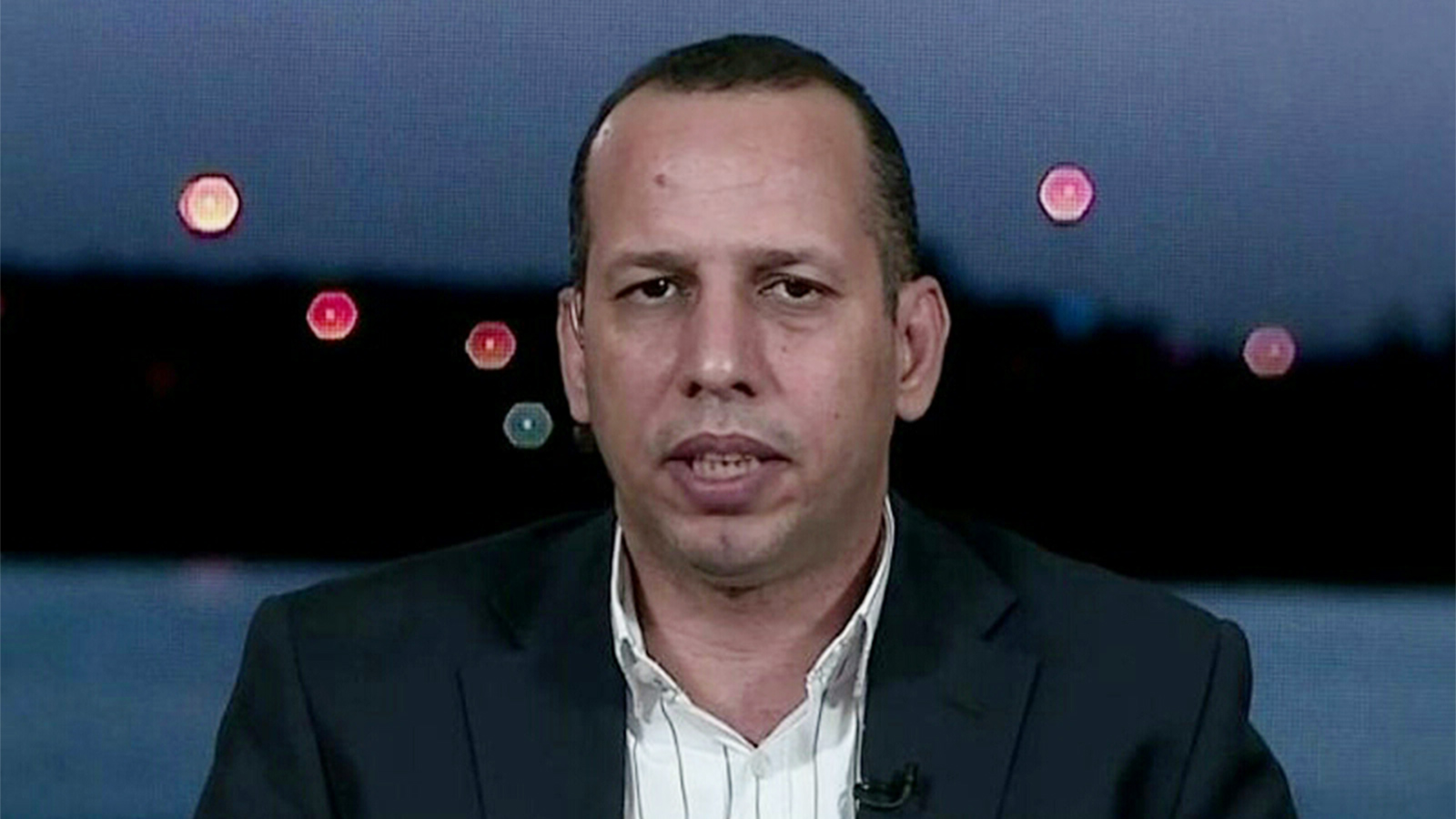 ‪هشام الهاشمي رأى أن تنفيذ القرار ينذر بتمرد مسلح أو معارضة سياسية أو انشقاقات في البيت الشيعي‬ (الجزيرة)