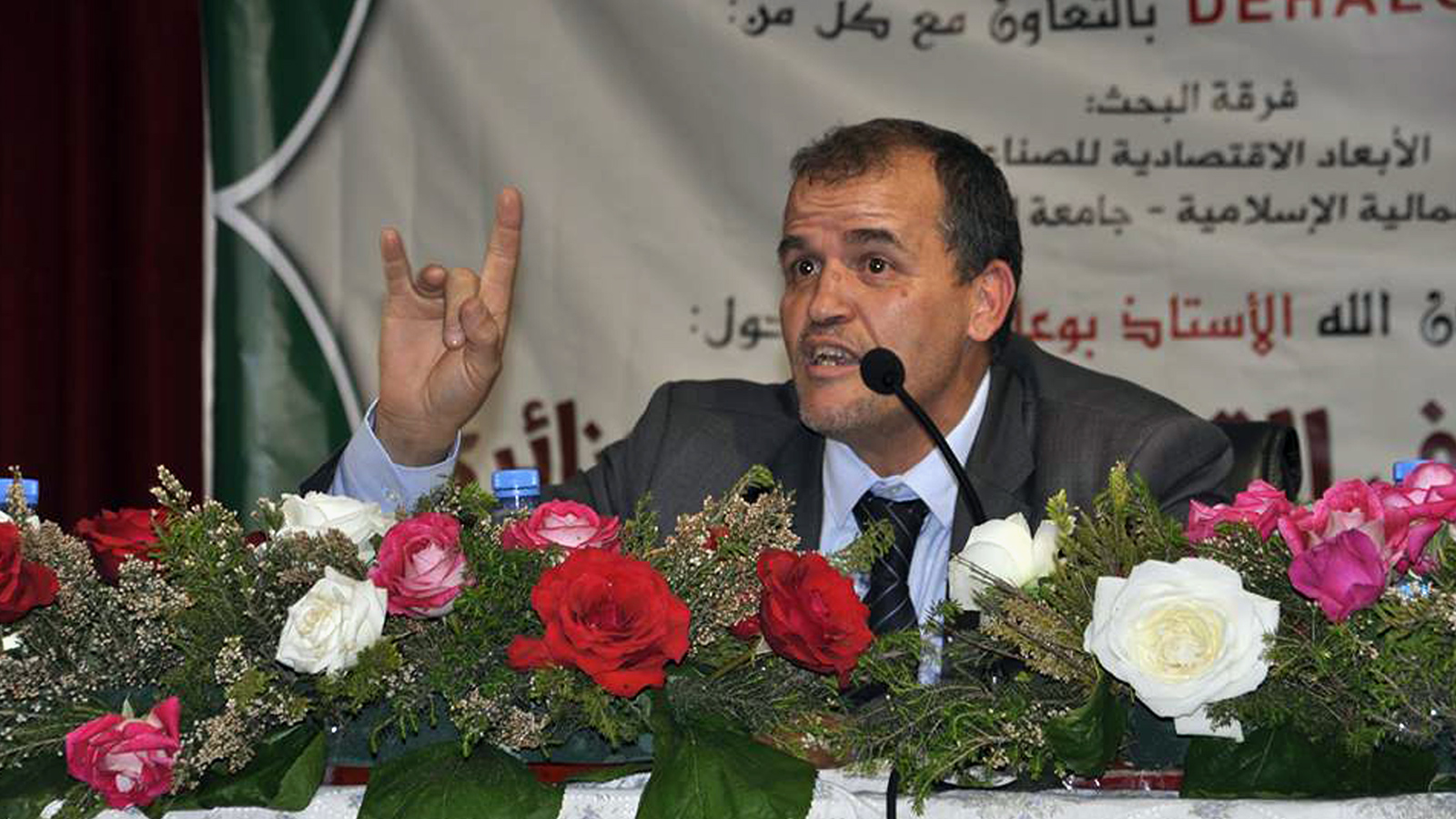 ‪رزيق: الأوضاع السياسية في الجزائر زادت من عمق الأزمة المالية‬ (الجزيرة)