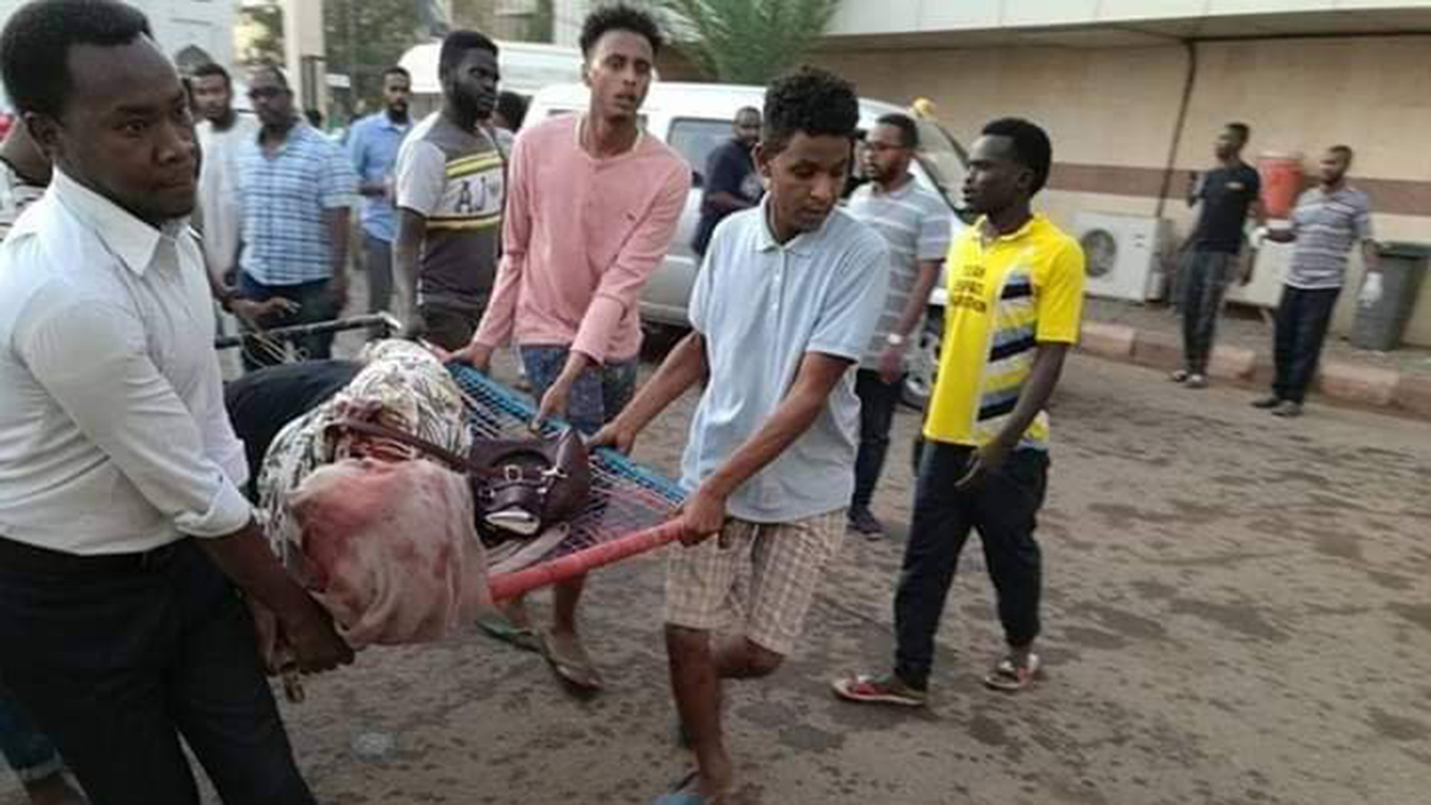 ‪لجنة أطباء السودان المركزية دعت الكوادر الطبية للتوجه إلى مستشفيات قرب ساحة الاعتصام لعلاج الجرحى‬ (مواقع التواصل)
