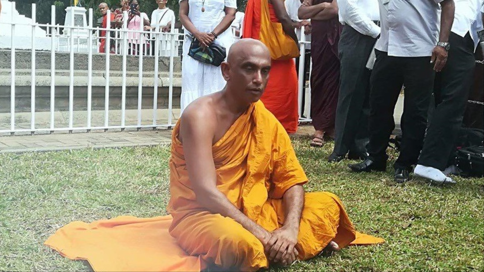 راهب بوذي أضرب عن الطعام أربعة أيام احتجاجا على نفوذ المسلمين الواسع في الحكومة (الجزيرة)