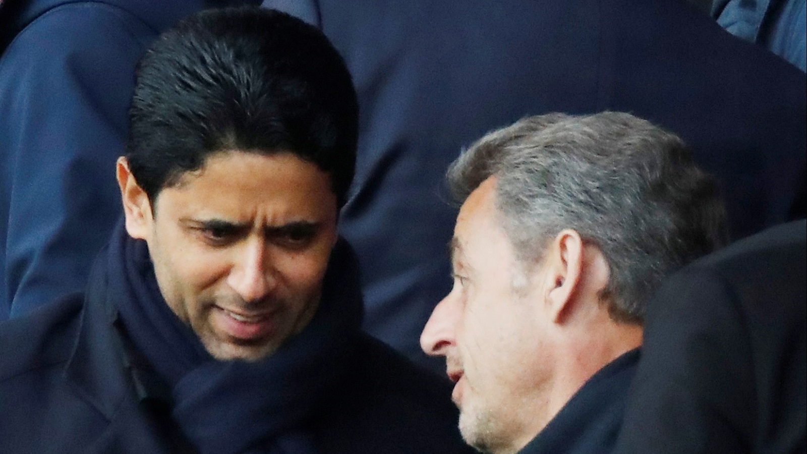 الخليفي (يسار) مع الرئيس الفرنسي الأسبق نيكولا ساركوزي خلال إحدى مباريات سان جيرمان (رويترز)
