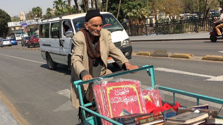 مسن مصري يمتهن بيع الكتب بشوارع القاهرة