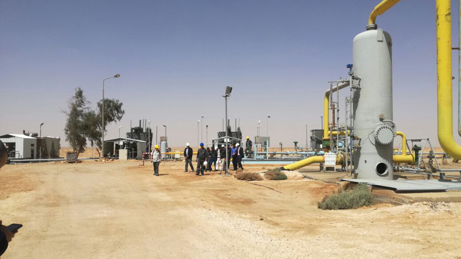 ‪آبار استخراج الغاز من موقع حقل الريشة شرقي الأردن (وكالات محلية)‬ آبار استخراج الغاز من موقع حقل الريشة شرقي الأردن (وكالات محلية) 