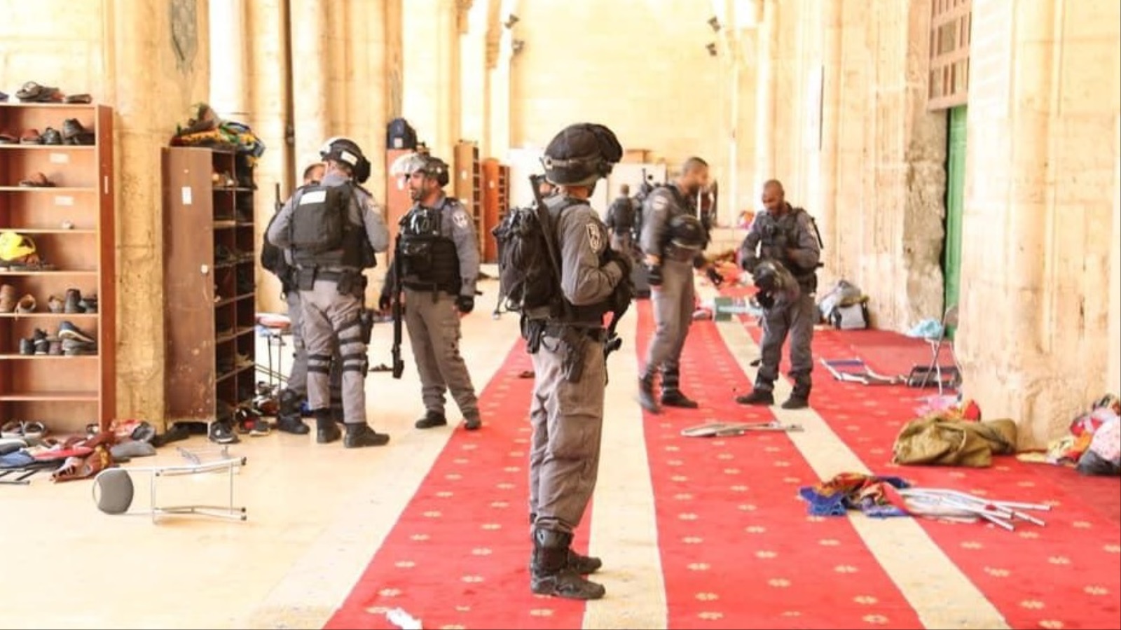 مواجهات عنيفة بالمسجد الأقصى بين المعتكفين والمستوطنين المتطرفين الذين اقتحموا الحرم الشريف (مواقع التواصل)