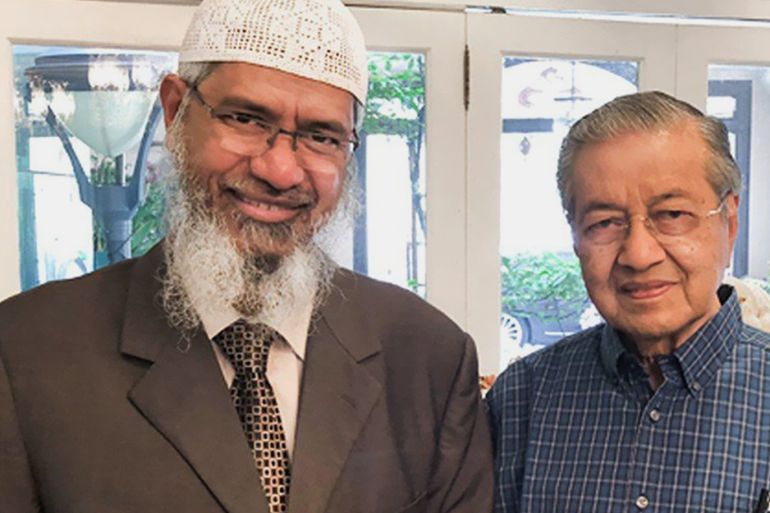الداعية الهندي الشيخ ذاكر نايك مع رئيس وزراء ماليزيا مهاتير محمد في صورة أرشيفية (المصدر مواقع التواصل الاجتماعي)
