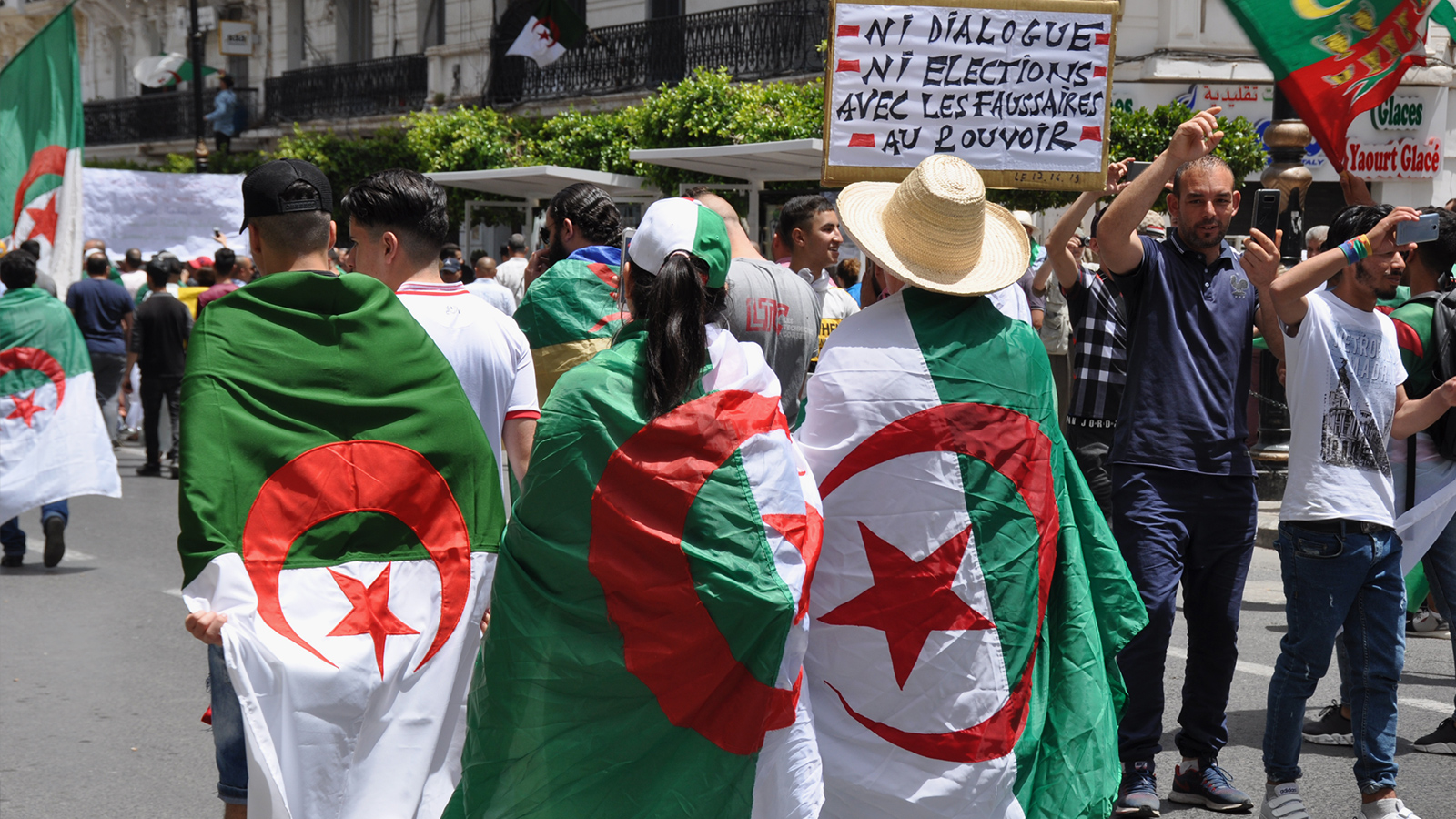 ‪الجزائريون رفضوا الحوار والانتخابات بوجود بن صالح وبدوي‬ (الجزيرة)